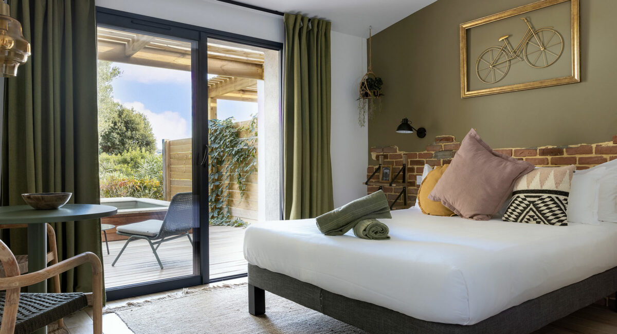 chambre-contemporaine-piscine-privee-residence-bonifacio