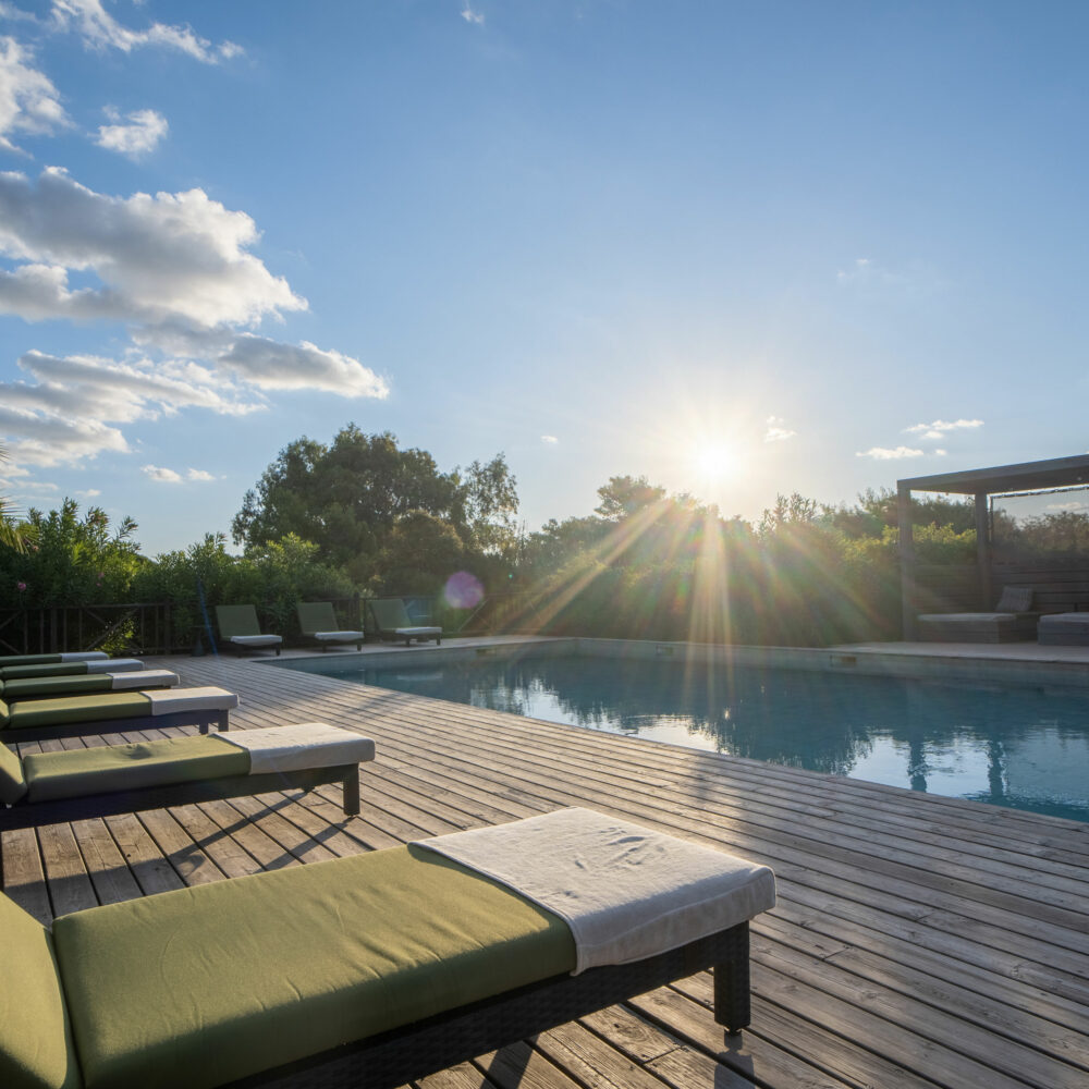 piscine-terrasse-jardin-residence-mer-corse-sud