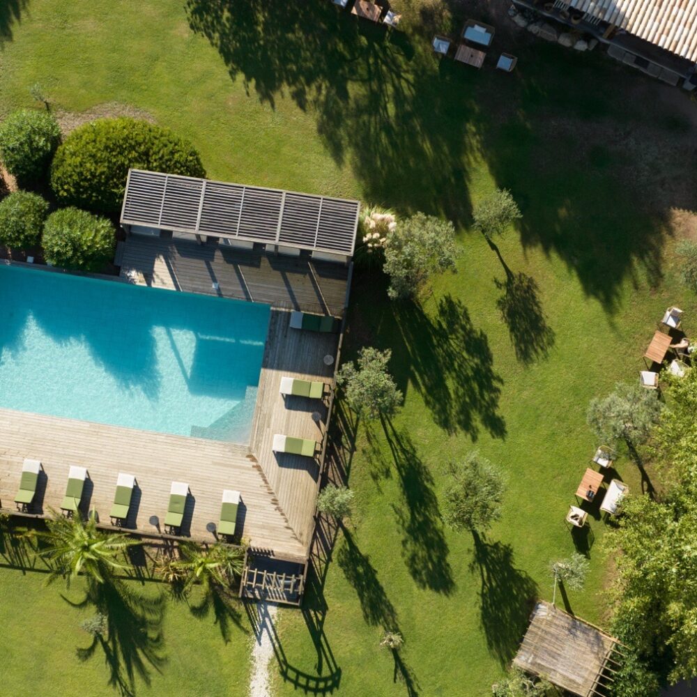 residence-hoteliere-bonifacio-piscine-jardin-mer